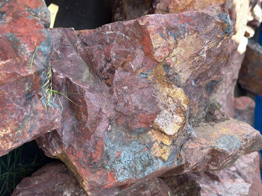 Камни для ландшафтного дизайна красно-фиолетовые 10-60 килограмм купить в Уфе