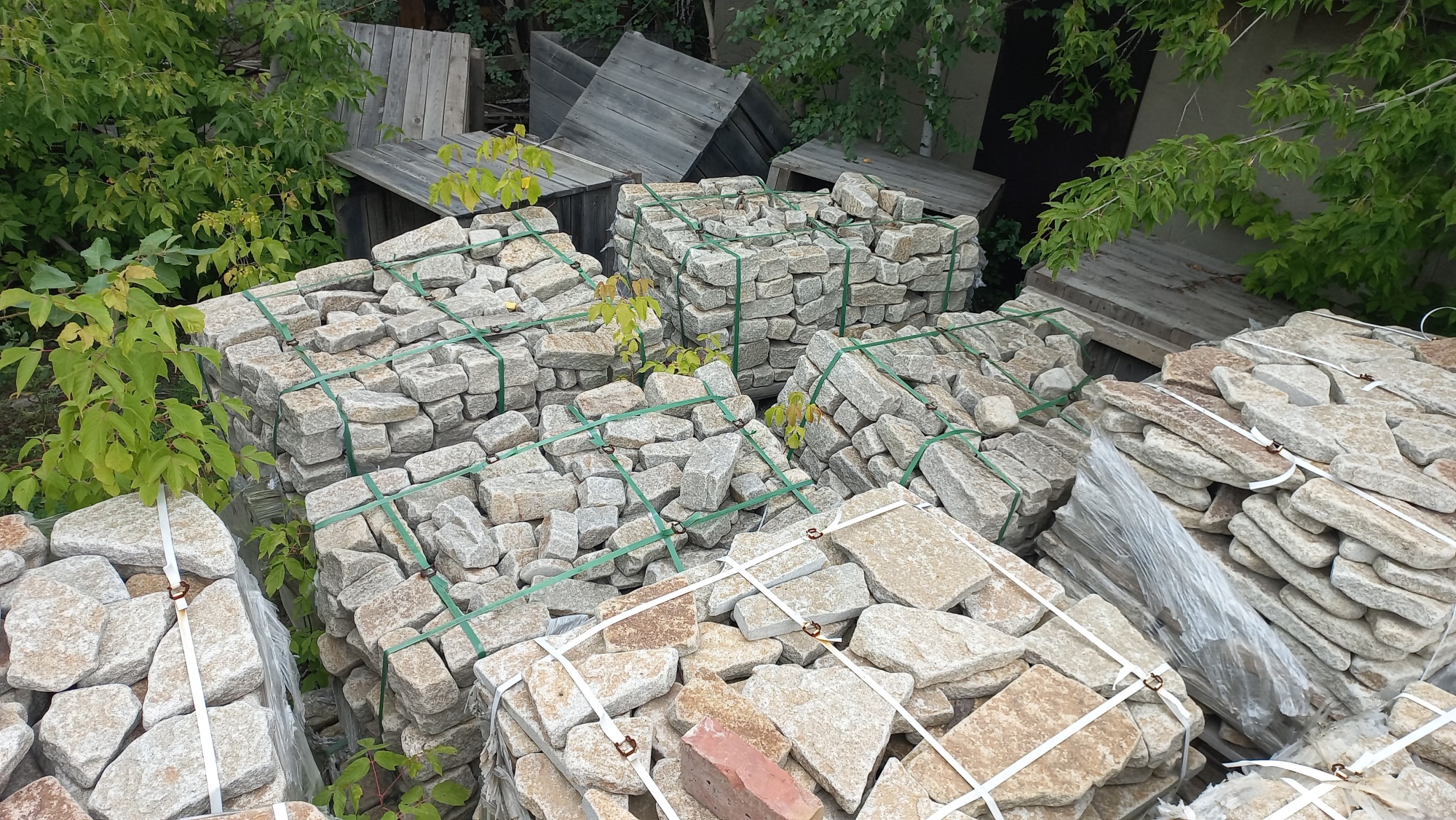 Плитняк галтованный гранитный для ландшафтного дизайна купить в Уфе