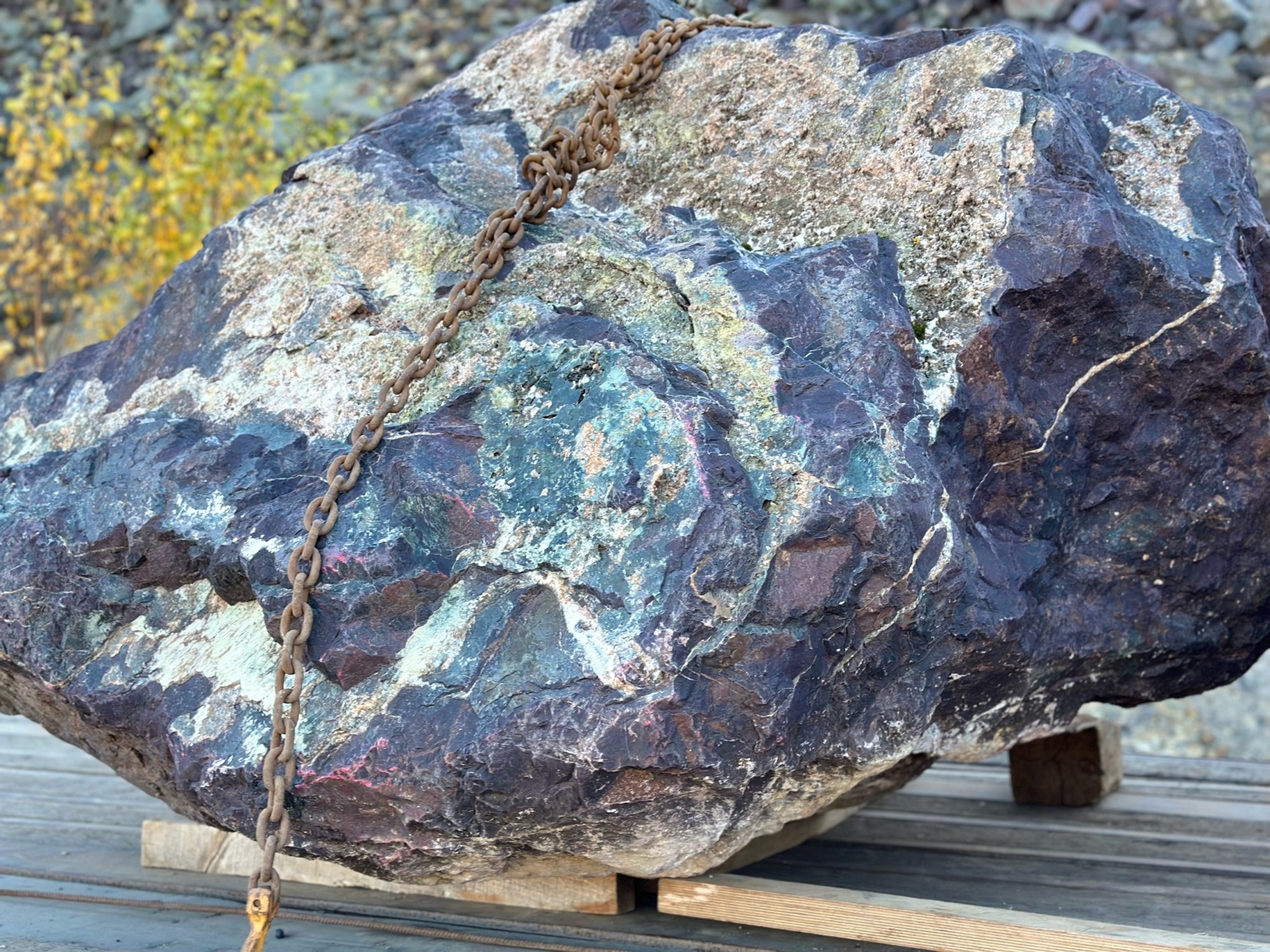 Огромные красно-фиолетовые валуны для ландшафтного дизайна весом более 5 тонн купить в Уфе