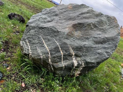 Гигантские зелёные валуны для ландшафтного дизайна весом более 5 тонн купить в Уфе