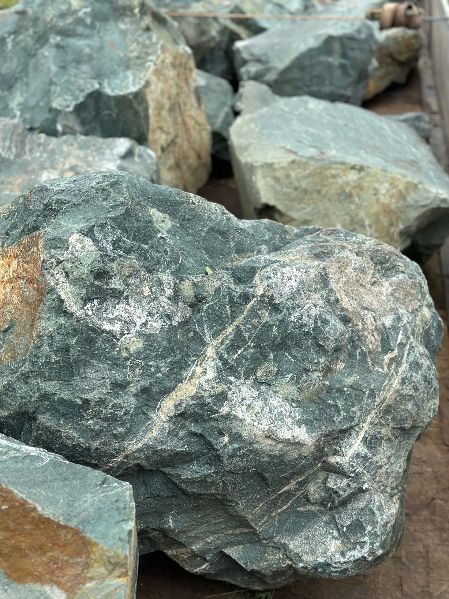 Камни для ландшафтного дизайна зелёные 10-60 килограмм купить в Уфе