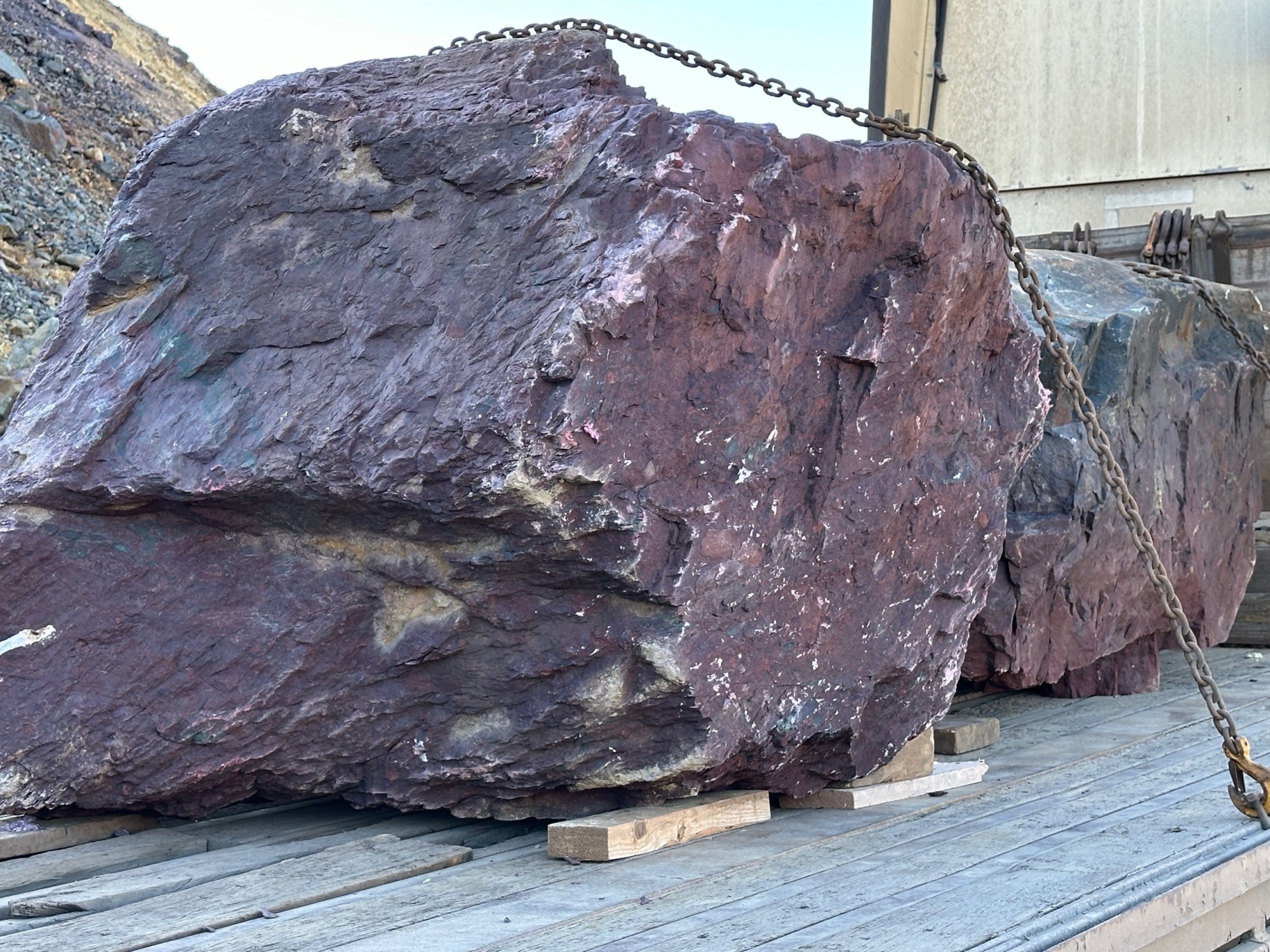 Огромные красно-фиолетовые валуны для ландшафтного дизайна весом более 5 тонн купить в Уфе