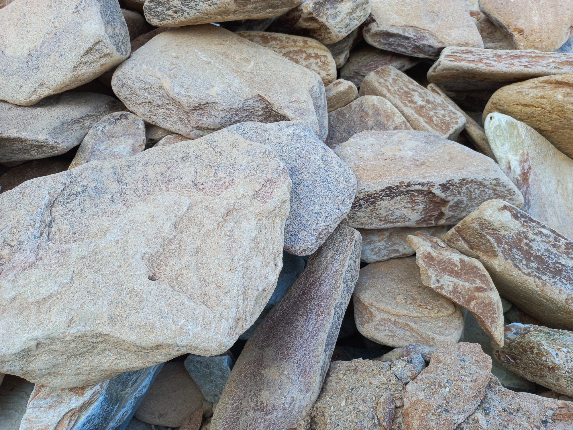 Златолит жёлтый, жёлто-зелёный глыбки и валуны для ланшафтного дизайна купить в Уфе