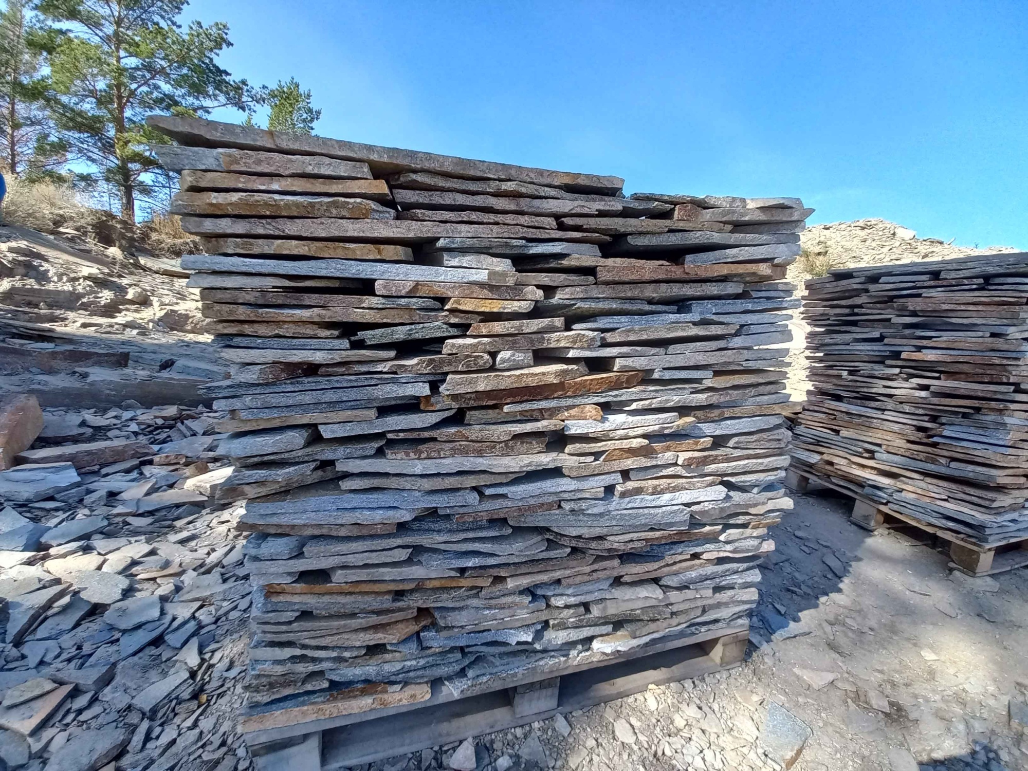 Плитняк златолит серебристый для фасада купить в Уфе