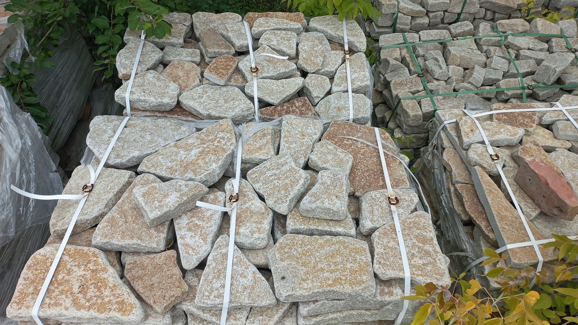 Гранитный плитняк галтованный для мощения купить в Уфе