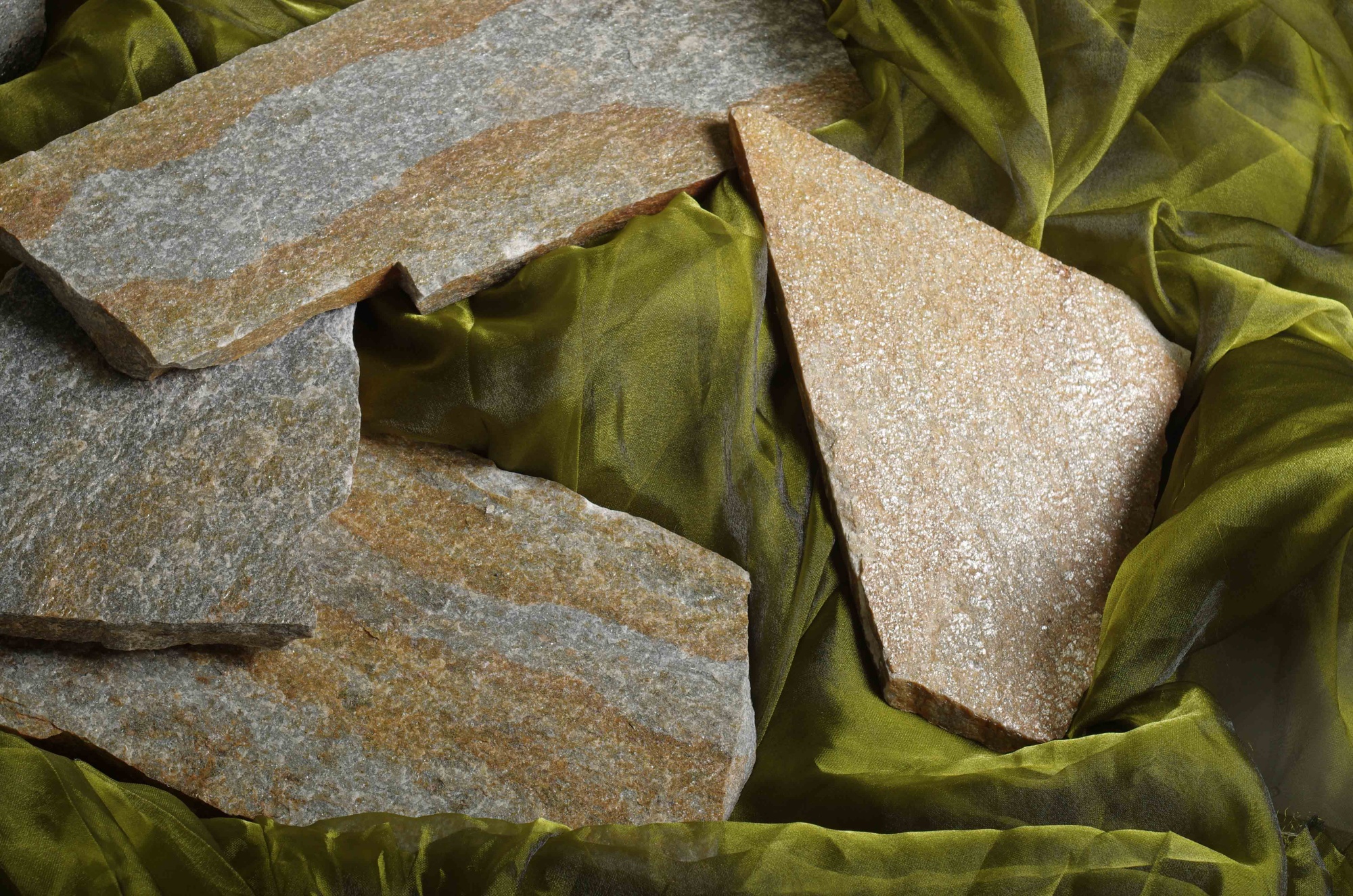 Плитняк златолит Уральский для цоколя, отмостки купить в Уфе